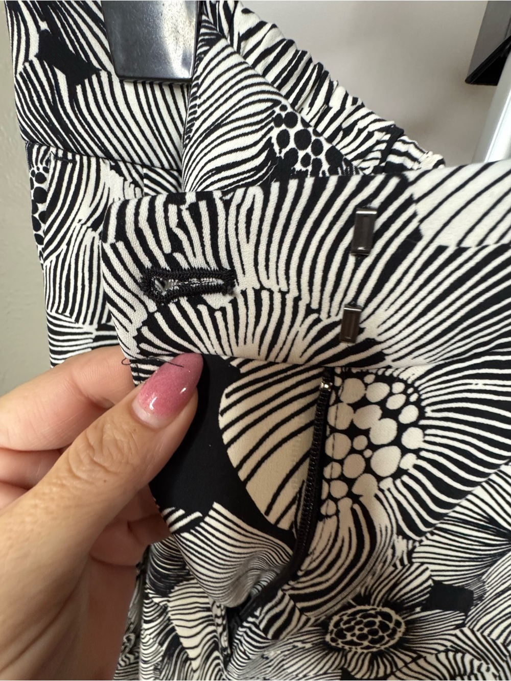 Express Wide Leg Floral Pants in Black & White - Picture 4 of 5